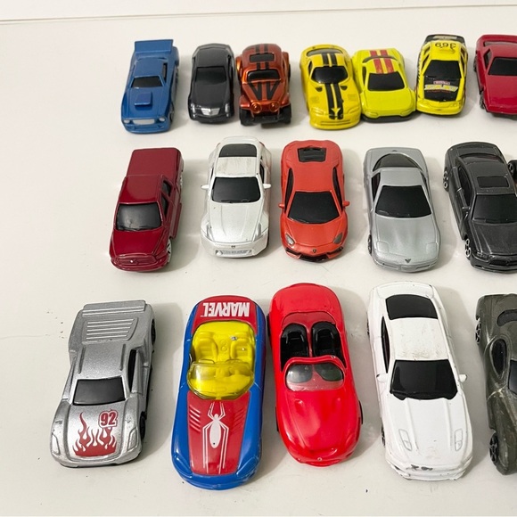 Lot of 28 Diecast Cars Maisto Toys - Picture 2 of 16